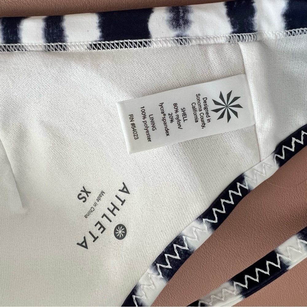 Athleta XS Wave Break Molded Cup Bikini Top Tie Dye Blue White Multiway Strap - Picture 6 of 7